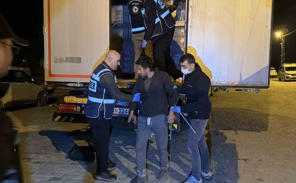 Hurma ve fıstık yağı yüklü tırda 18 kaçak göçmen yakalandı