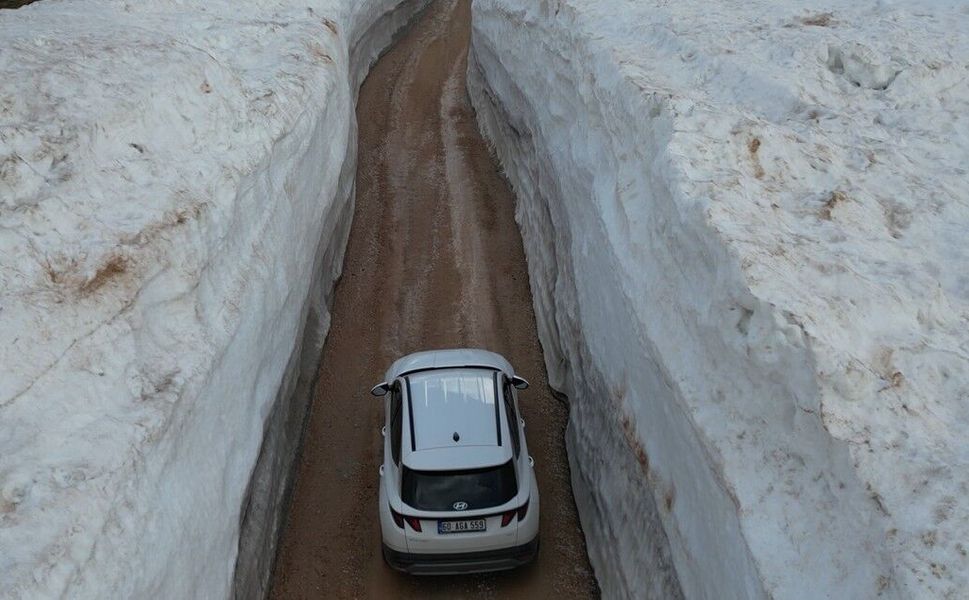 Kar duvarları arasında kalan yol görenleri hayrete düşürdü