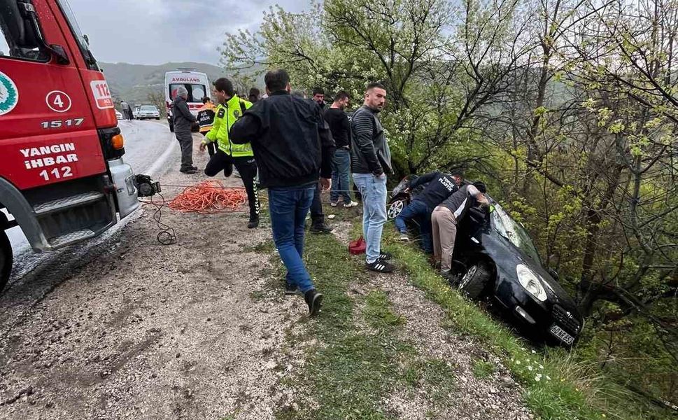Kontrolden çıkan otomobil şarampole savruldu: 2 yaralı