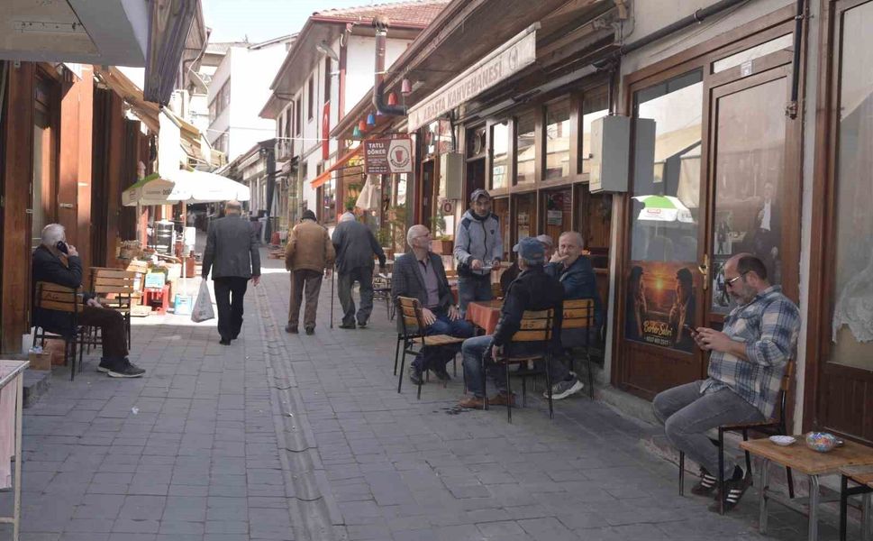Ölen müşterilerinin hatıralarını kıraathanenin duvarında yaşatıyor