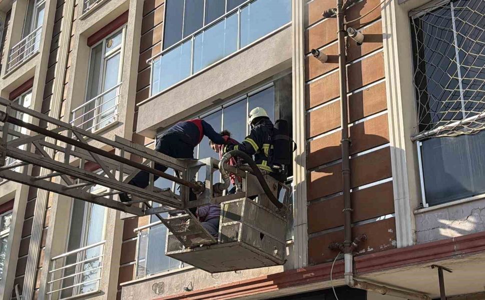 Tokat'ta apartman dairesinde yangın: Dumandan etkilenen anne ve çocukları balkondan tahliye edildi