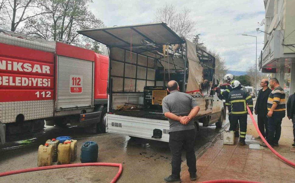 Tokat'ta jeneratörden çıkan kıvılcım aracı yaktı
