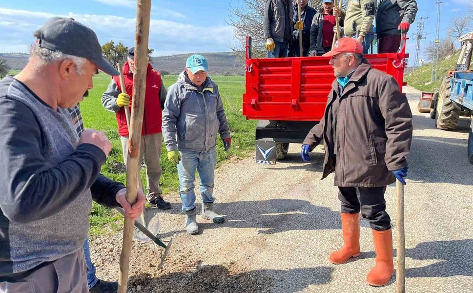 Tokat'ta köy halkı el ele vererek 5 kilometrelik yolu yeniledi
