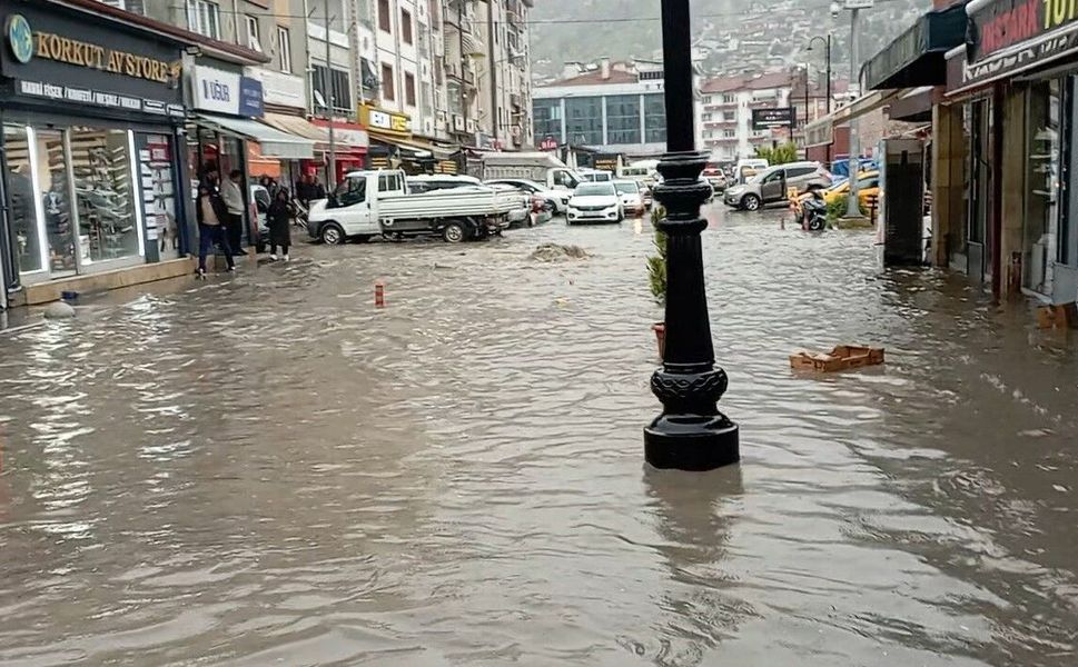 Tokat'ta sağanak yağış yolları göle çevirdi