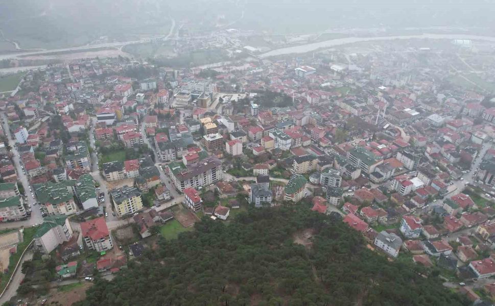 Tokat'ta toprak kayması nedeniyle 13 dairenin tahliye edildiği bölge dron ile görüntülendi