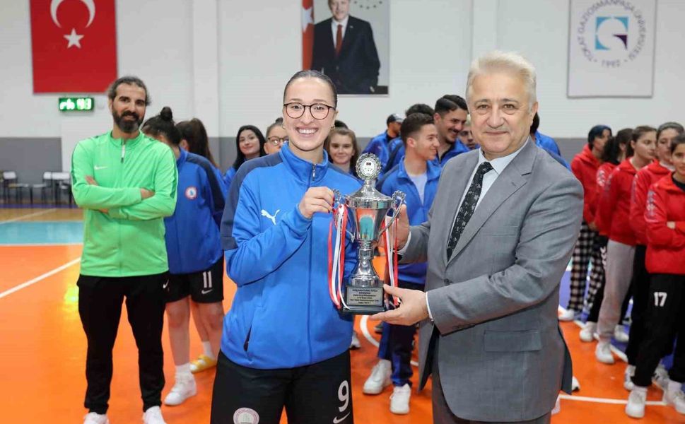 ÜNİLİG'de kupa sahiplerini buldu