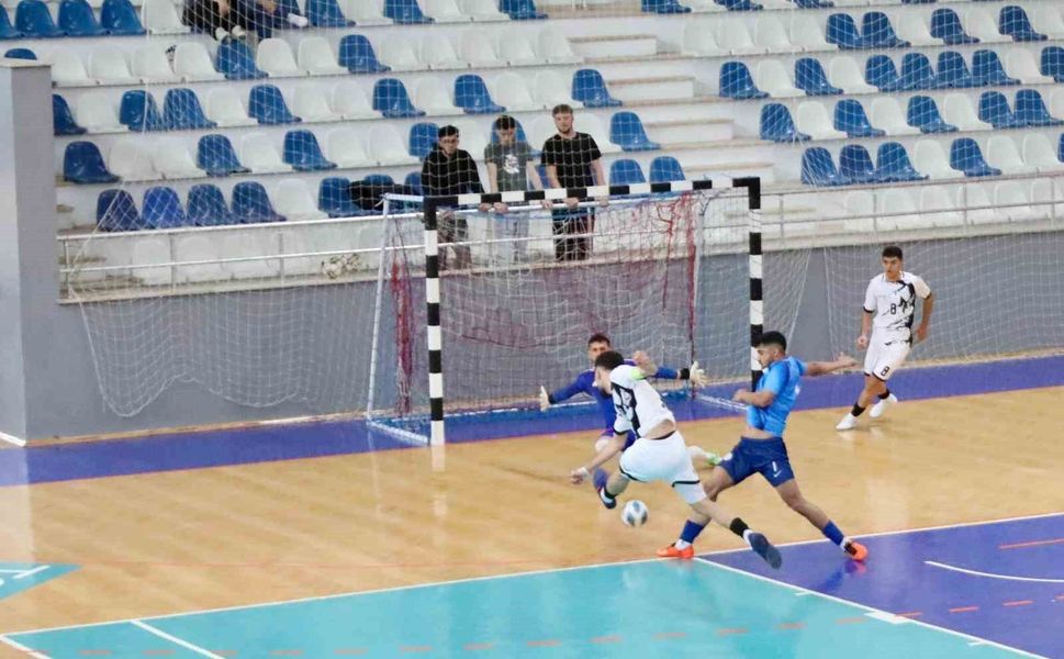 Üniversite takımları Tokat'ta salon futbolunda ter döktü