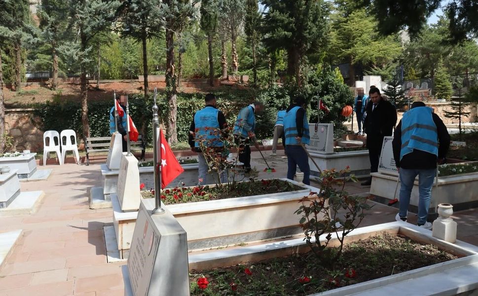 Yükümlülerden şehitliğe örnek davranış