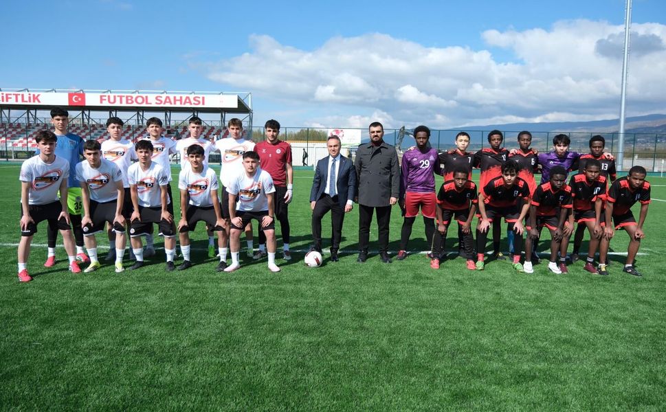 Rektör Yılmaz, Şehitlere Rahmet ve Filistin’e Destek Turnuvasının Açılışında Gençlerle Buluştu