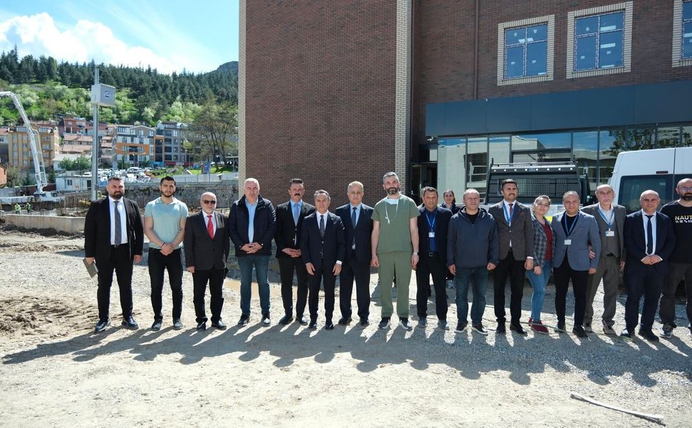 Rektör Yılmaz, Yeni Acil Binası İnşaatında İncelemelerde Bulundu