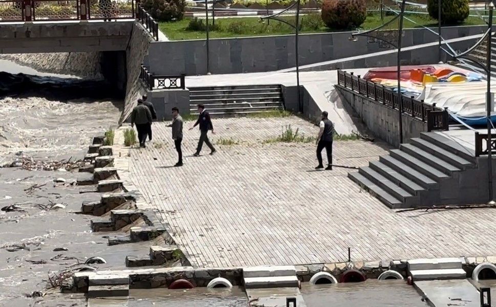 Başkan Yazıcıoğlu akıntıyla gelen ağaç parçalarını kendi elleriyle topladı