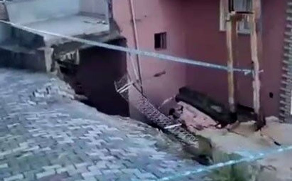 Çöken istinat duvarı binada hasar oluşturdu