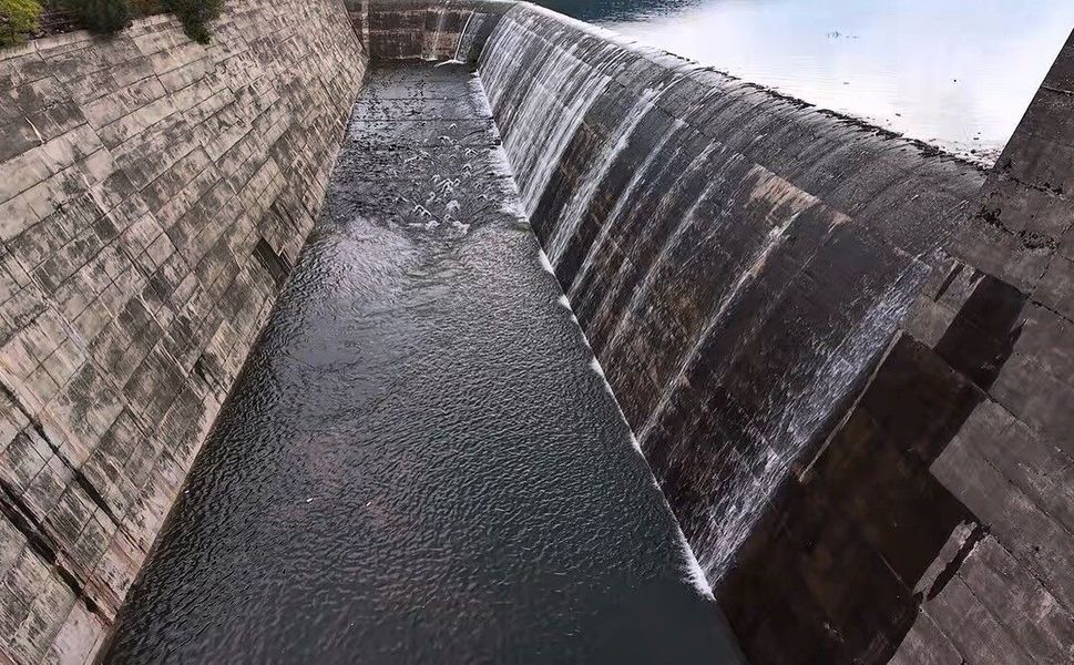 Dolusavaktan taşan su dron ile görüntülendi