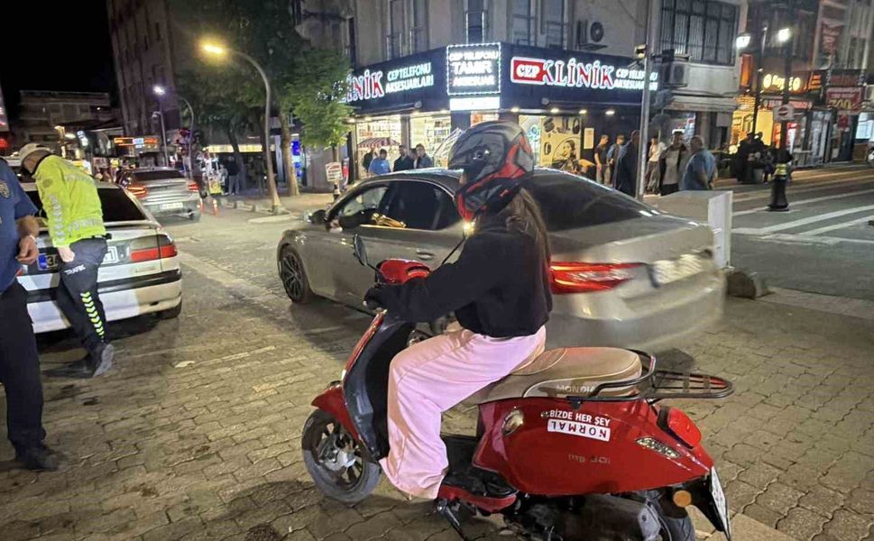 Ehliyet sevincini polislere erik ikram ederek paylaştı