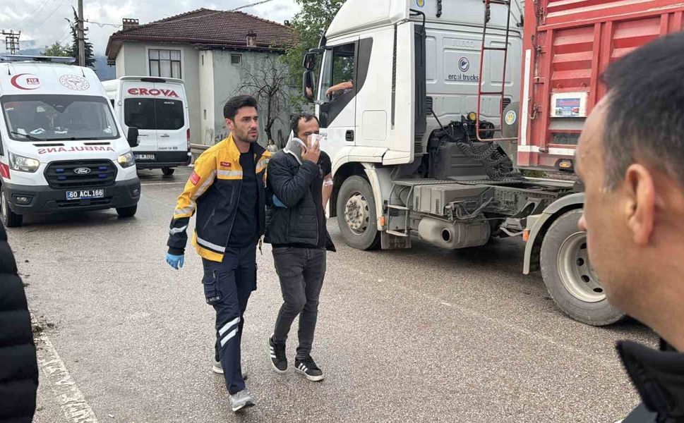 Erbaa'da iki servis minibüsü çarpıştı: 10 yaralı