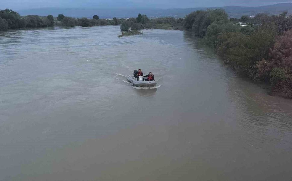 Kelkit Çayı'nda akıntıya kapılan 2 genç için arama çalışmaları havadan, karadan ve sudan devam ediyor