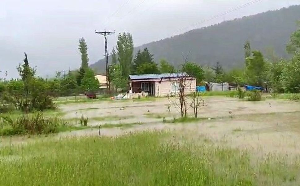 Kelkitçayı taştı, köyler ve tarım arazileri sular altında kaldı
