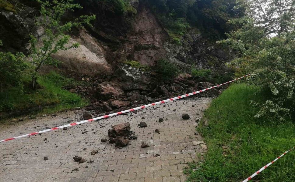 Niksar'da sağanak nedeniyle kaya parçaları yola düştü