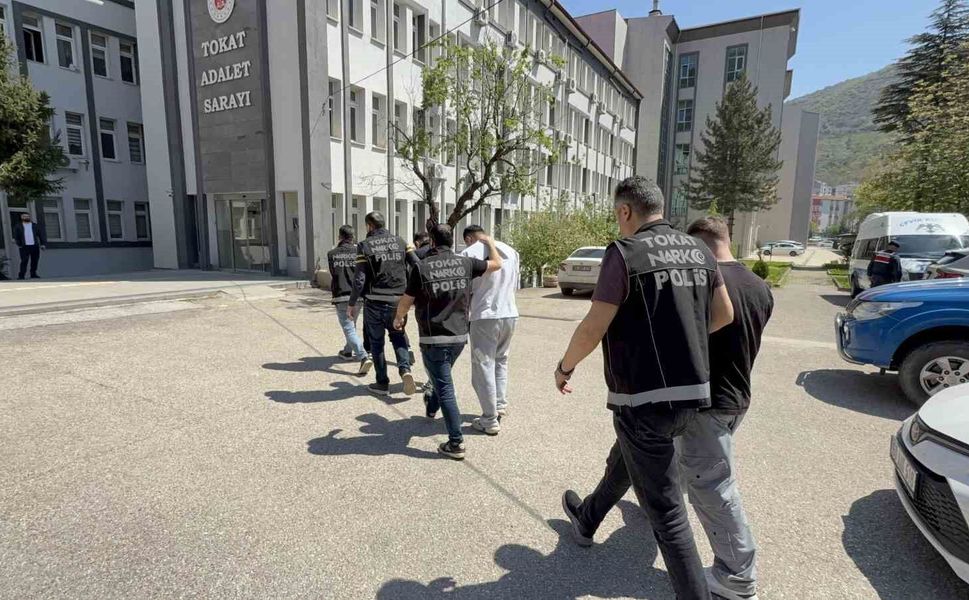Tokat'ta 936 adet sentetik uyuşturucu hapla yakalanan 2 şüpheli tutuklandı