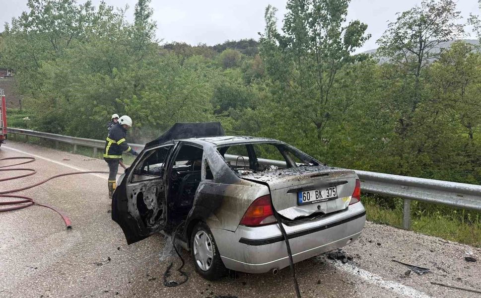 Tokat'ta alev alan otomobil demir yığınına döndü