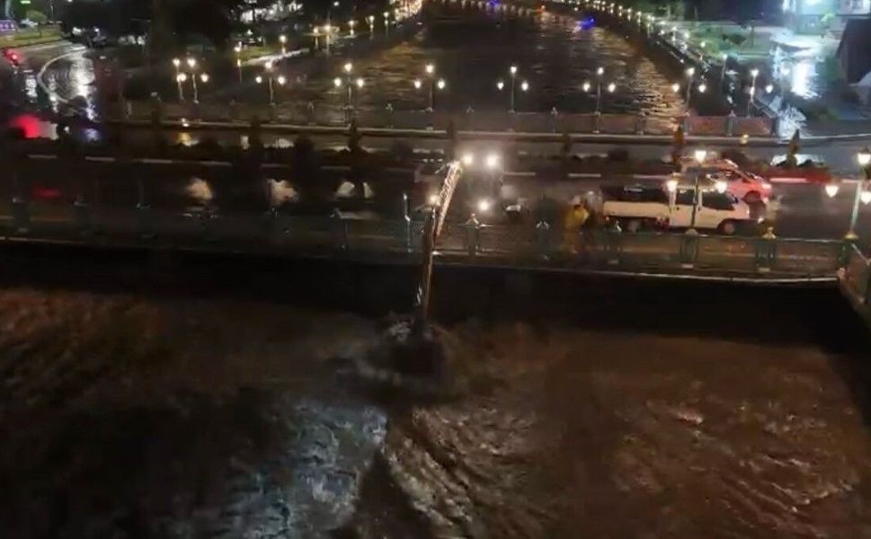 Tokat'ta Atatürk Köprüsü, taşkın riskine karşı yaya trafiğine kapatıldı