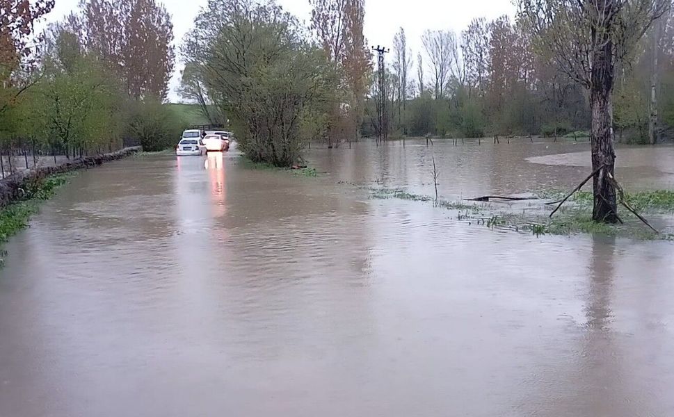 Tokat'ta Çekerek Irmağı taştı, yollar ve tarlalar sular altında kaldı