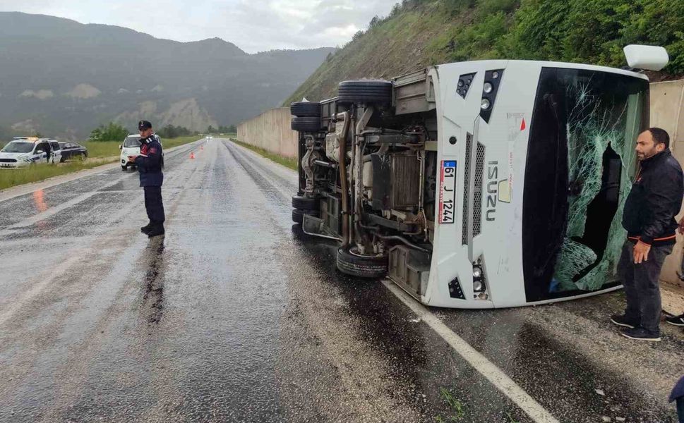 Tokat'ta cenaze dönüşü minibüs devrildi: 4 yaralı