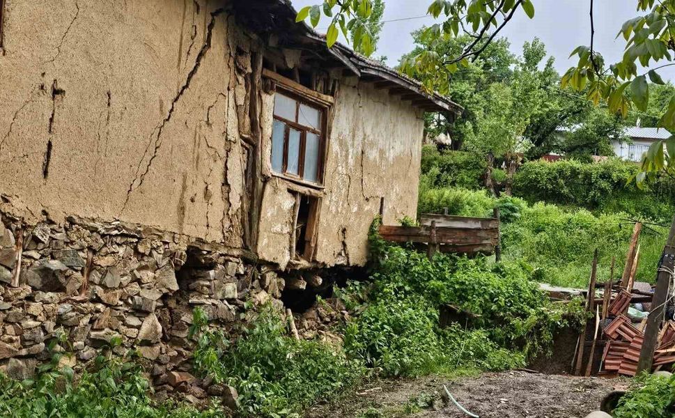 Tokat'ta heyelan nedeniyle 2 ev tahliye edildi