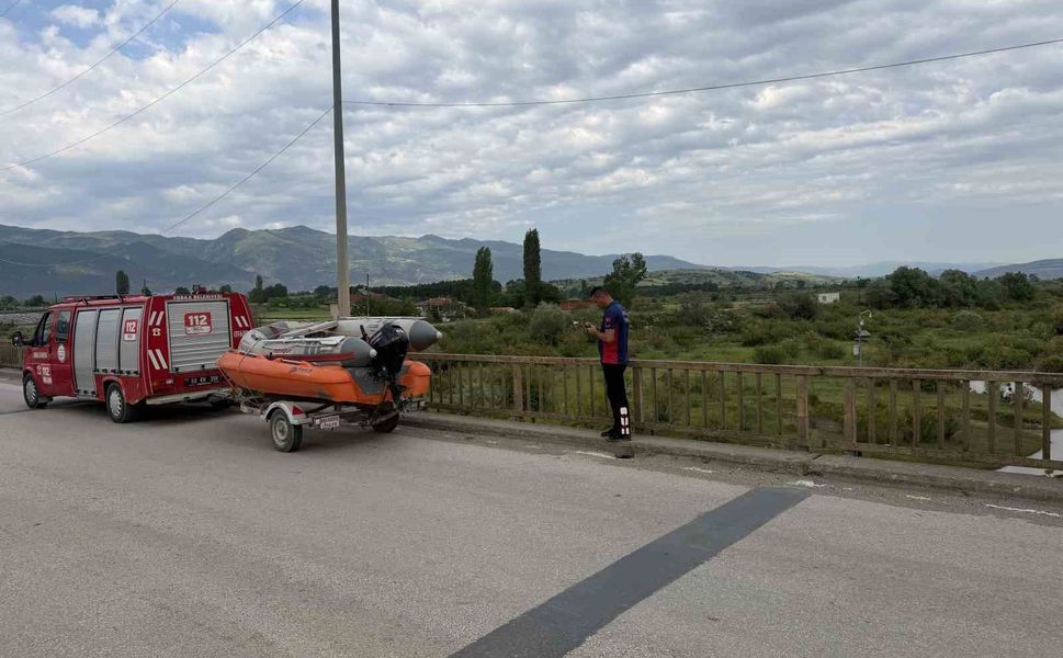 Tokat'ta ırmağa giren 2 genç akıntıya kapılarak kayboldu