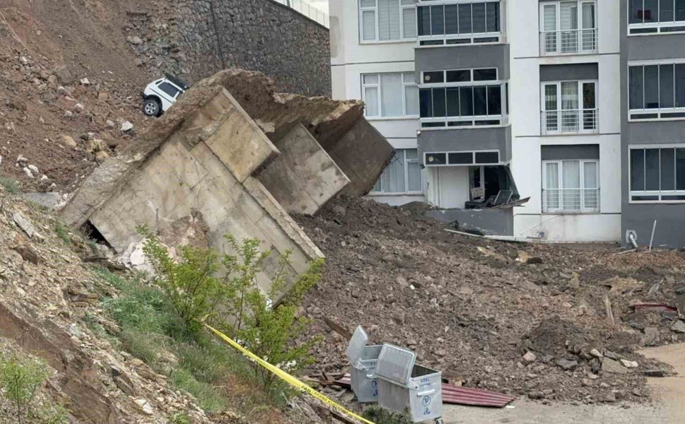 Tokat'ta istinat duvarı çöktü, park halindeki bir araç sürüklendi