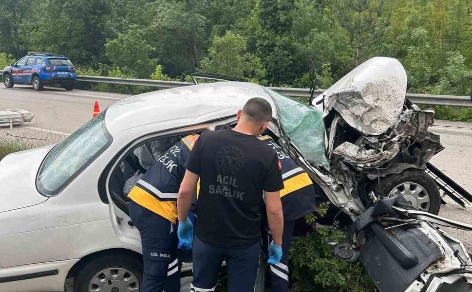 Tokat'ta kazada hurdaya dönen otomobildeki 5 kişi yaralandı