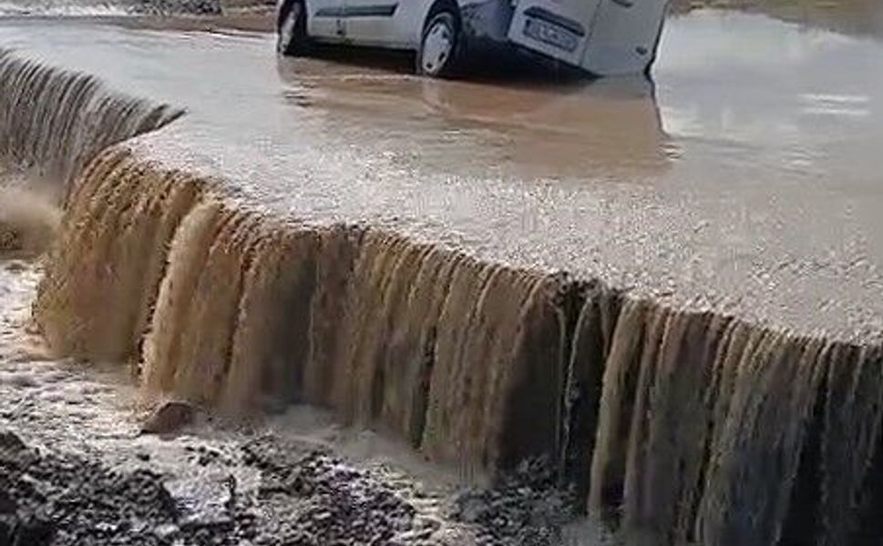 Tokat'ta Kelkit Çayı taştı, araç çöken yolda mahsur kaldı