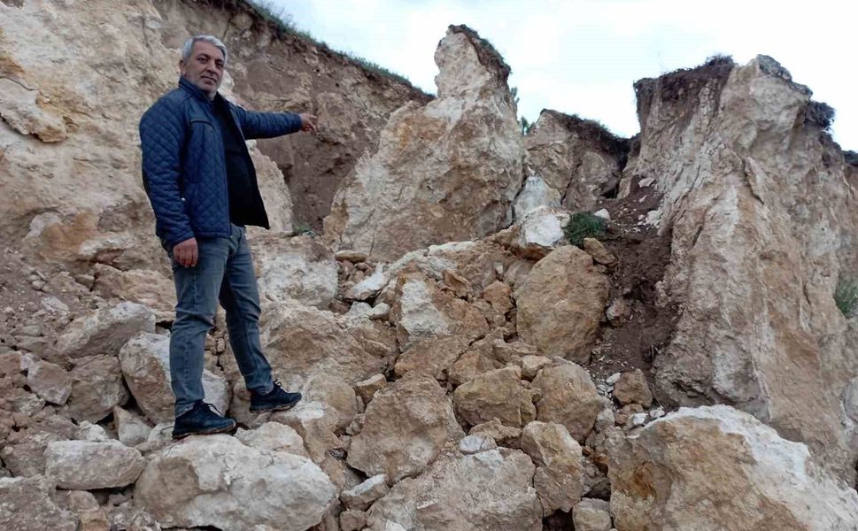 Tokat'ta köy girişindeki heyelan korkuttu
