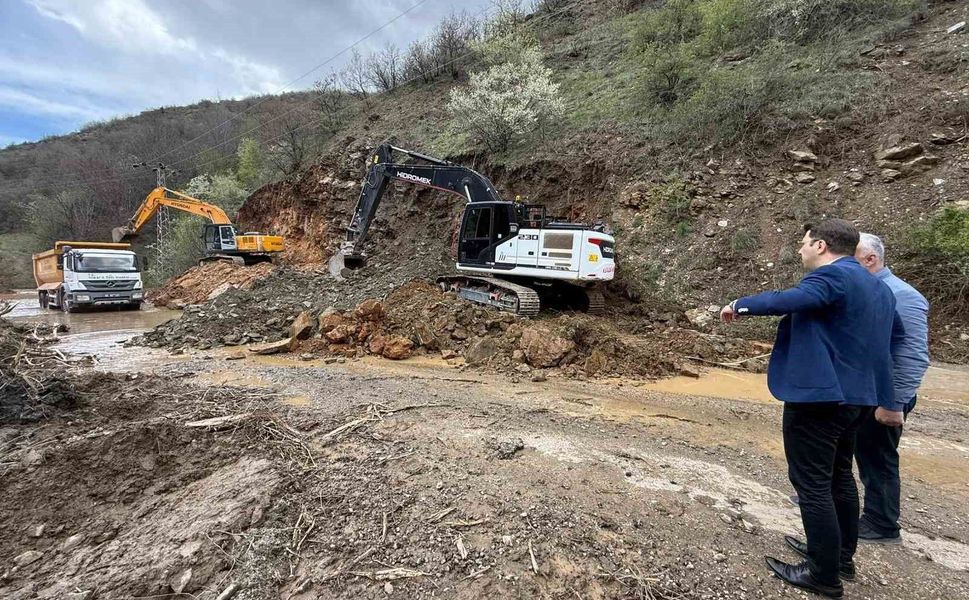 Tokat'ta sağanak sonrası taşkında köy yolu ulaşıma kapandı