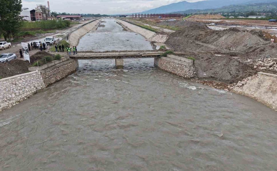 Tokat'ta taşkın riskine karşı bir köprü daha yıkılıyor