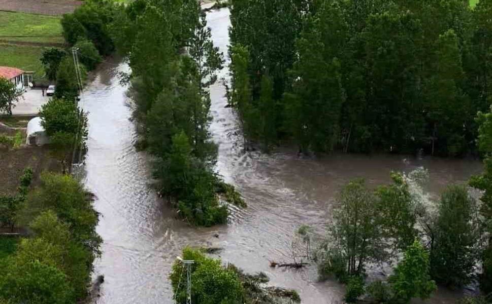 Tokat'ta taşkında mahsur kalan araç son anda kurtarıldı