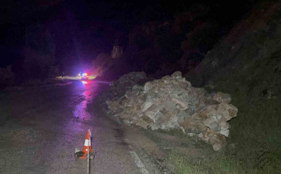 Tokat'ta yamaçtan kopan kaya parçaları yola savruldu