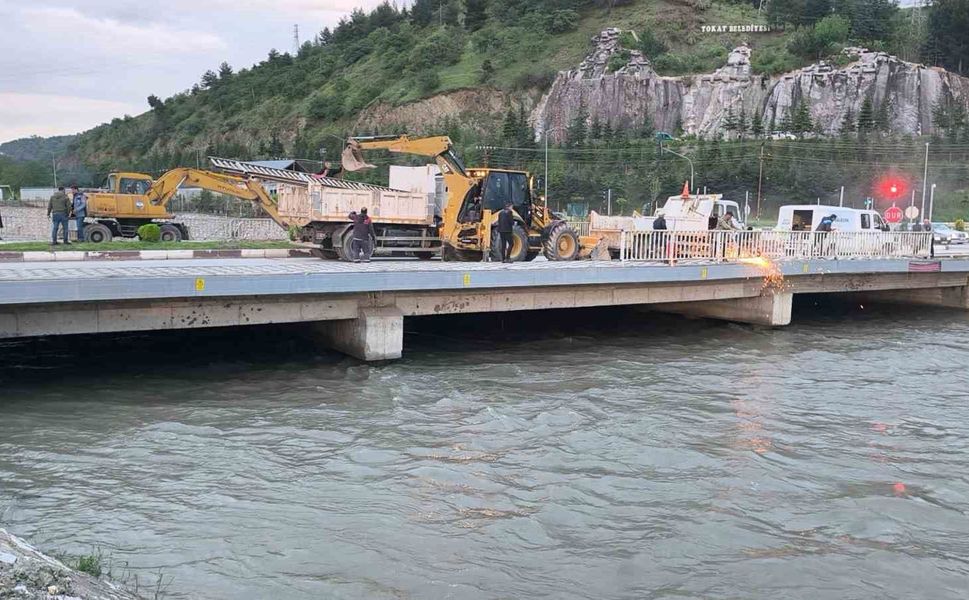 Tokat'ta Yeşilırmak'ın taşması sonucu şehir için taşkın riski oluşturan Çedaş Köprüsü'nün yıkımı için Tokat Belediyesi ekipleri tarafından çalışma başlatıldı.