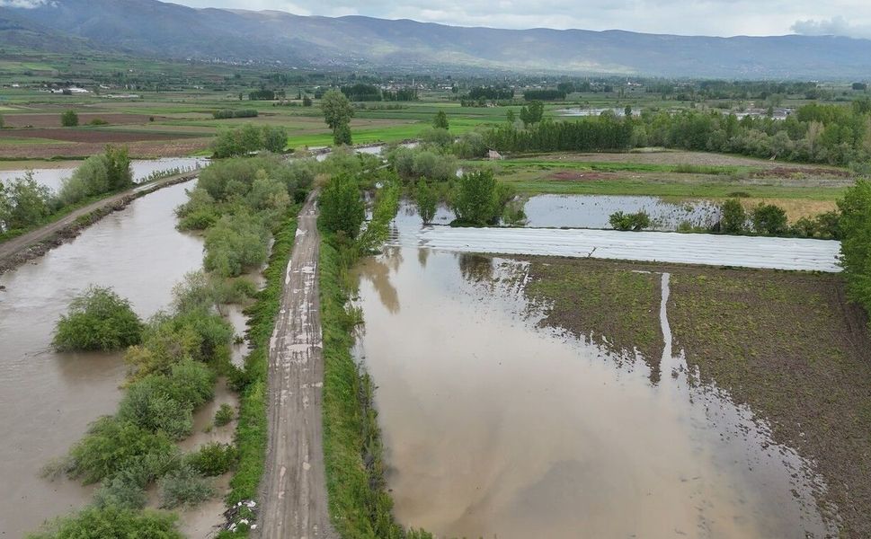 Tokat'ta yollar çöktü, sular altında kalan tarım arazileri dron ile görüntülendi