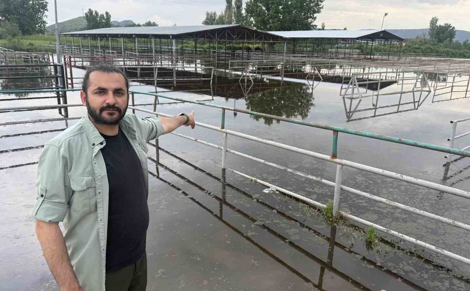 Turhal'da hayvan pazarı sular altında kaldı