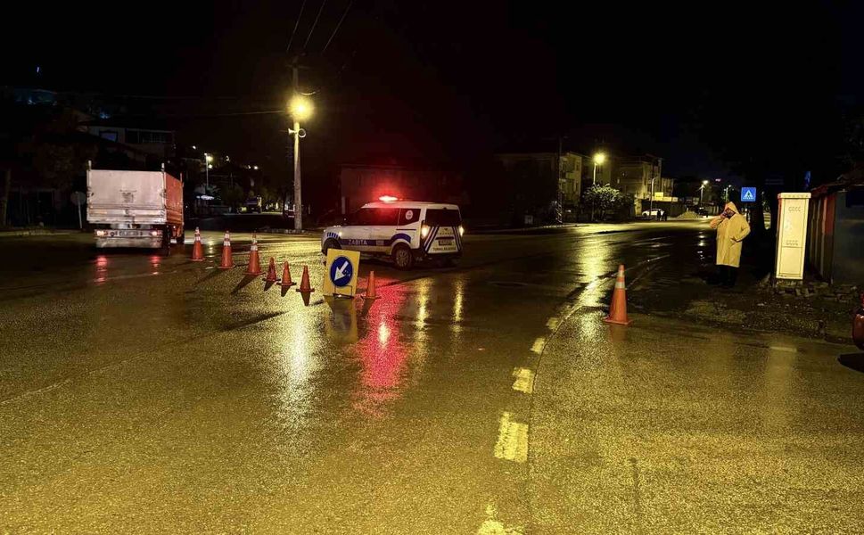 Turhal'da taşkın riskine karşı bazı cadde ve sokaklar araç trafiğine kapatıldı