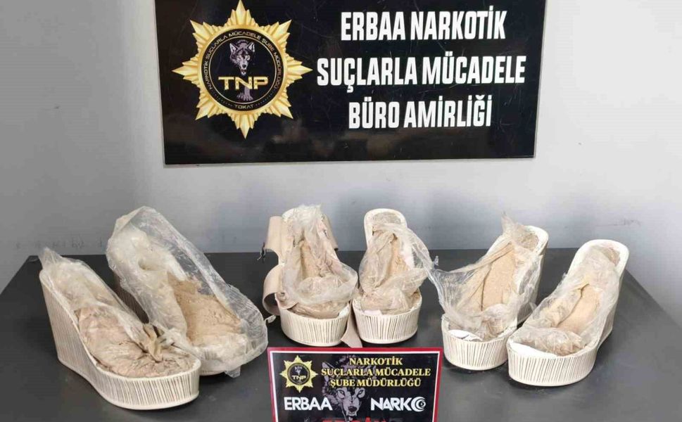 Yüksek ökçelerinden eroin çıktı