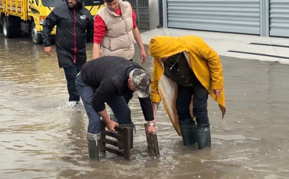 Zile'yi sağanak vurdu, iş yerleri sular altında kaldı