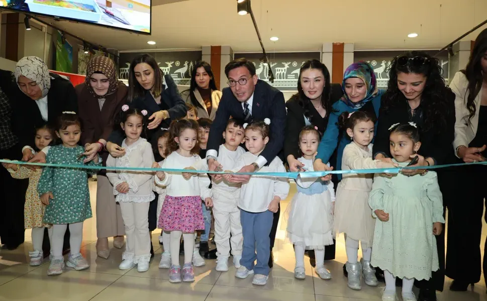 TOKAT BELEDİYESİ ÇOCUK GÜNDÜZ BAKIMEVİ’NİN HAZIRLADIĞI EBRU SERGİSİ AÇILDI