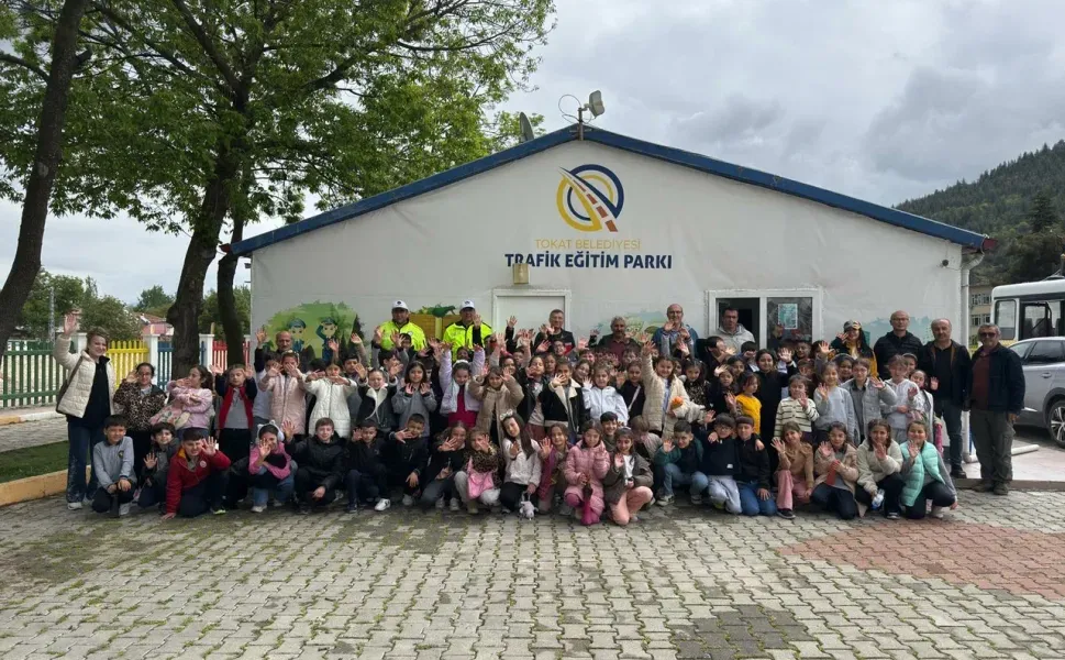 TOKAT BELEDİYESİ YENİLENEN TRAFİK EĞİTİM PARKI’NDA MİNİKLERE UYGULAMALI TRAFİK EĞİTİMİ