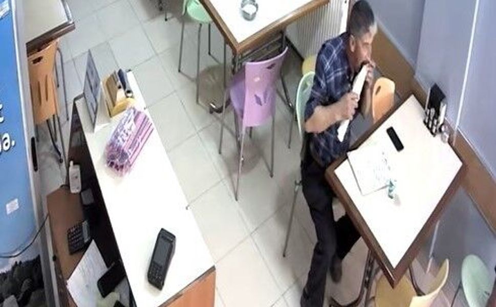Heimlich manevrası ile boğulmaktan kurtuldu