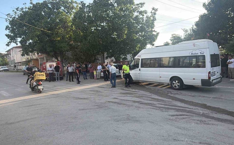 İşçi servisi ile otomobil çarpıştı: 5 yaralı