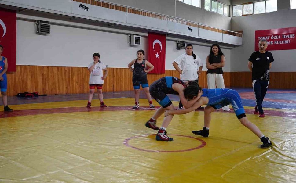 Kız çocuklarının güreş hayali Nesrin Baş'la büyüyor