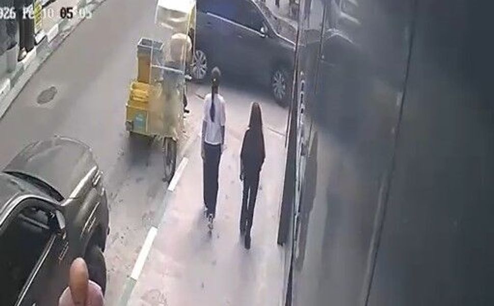 Kontrolden çıkan otomobil duvara çarparak durdu