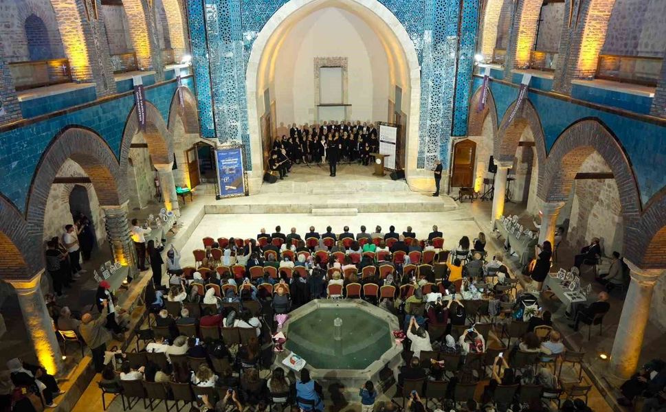 TOGÜ Tazelenme Üniversitesi'nde 60 yaş üstü öğrenciler kep attı